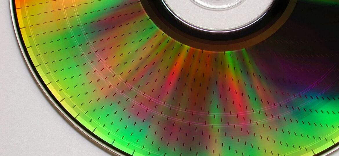 Farbenspiel auf der Datenseite einer 4,7 GB DVD-RAM