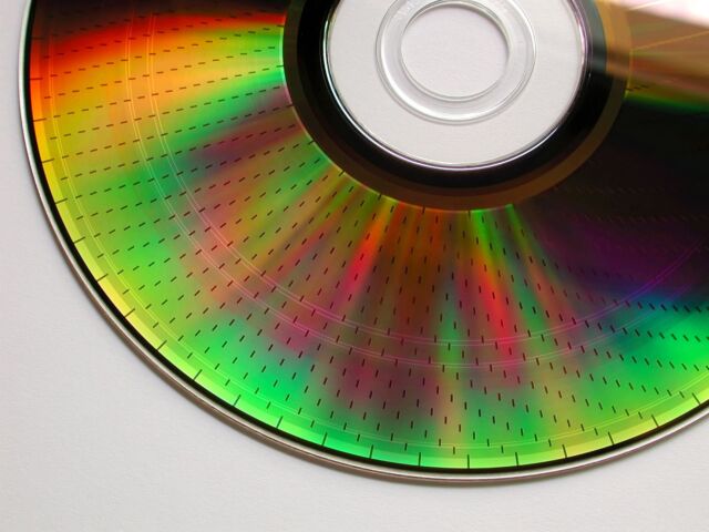 Farbenspiel auf der Datenseite einer 4,7 GB DVD-RAM
